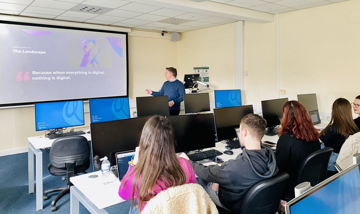 MediaCultureUoW's tweet image. 1st yr #DigitalCultures students began the #Careers &amp;amp; #employability topic today. Fab guest speaker @Morris_Simon from @COALsocial talking about 20+ yrs exp, #DigitalMarketing &amp;amp; the endlessly changing landscape. Then #ElevatorPitches for #GraduateInterviews &amp;amp; LinkedIn 👍😃👊