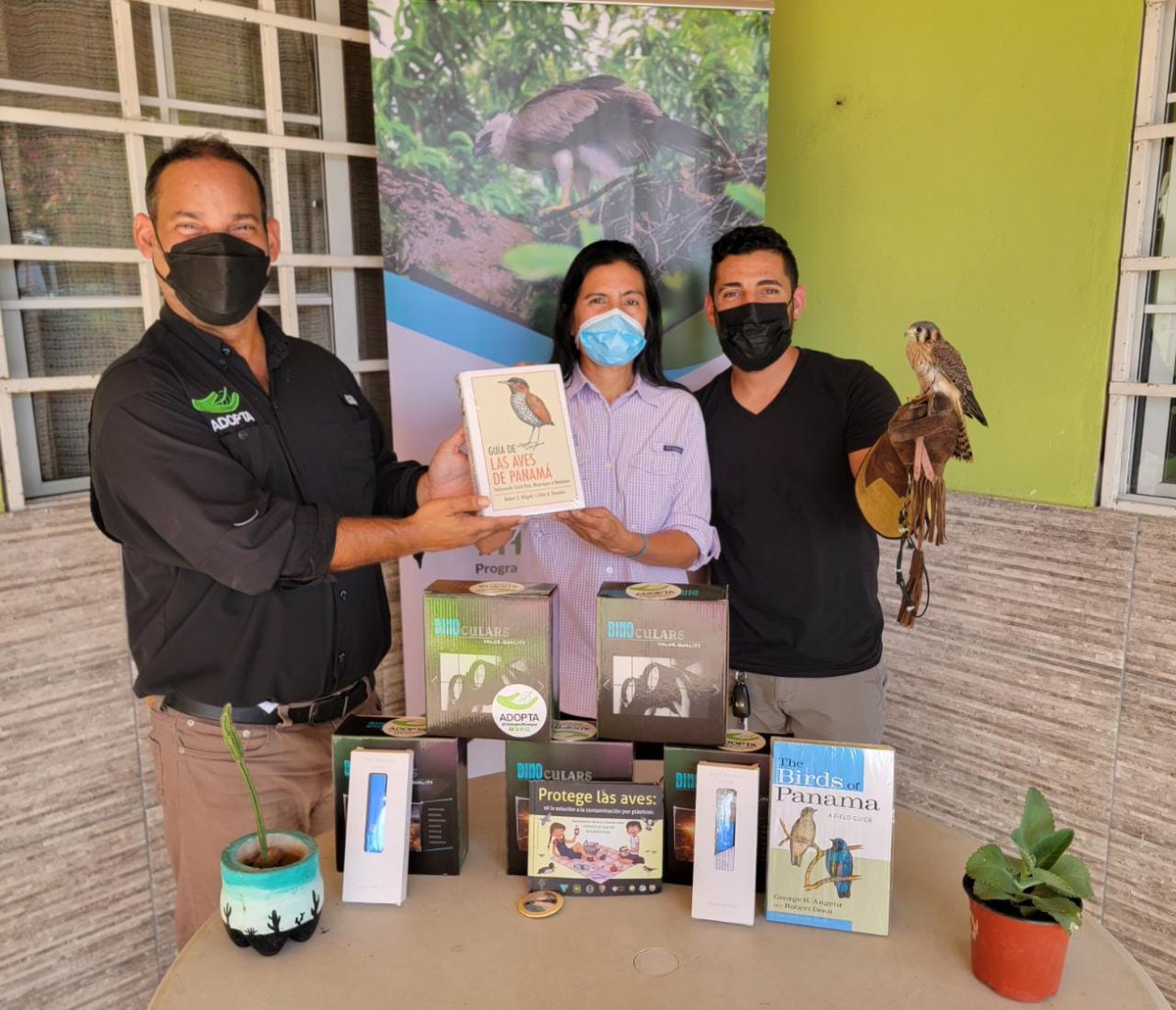adoptabosque's tweet photo. Entregas de Binoculares y demás premios a los ganadores del 2do Panamá Big Day 202.  La Segunda Posición la ocupó la Fundación @natyciencia507  #HarpyFans con 170 especies de aves y el 3er Lugar con 132 especies, el Colegio José Bonifacio Alvarado de Soná de Veraguas https://t.co/rZgKWcdjuf
