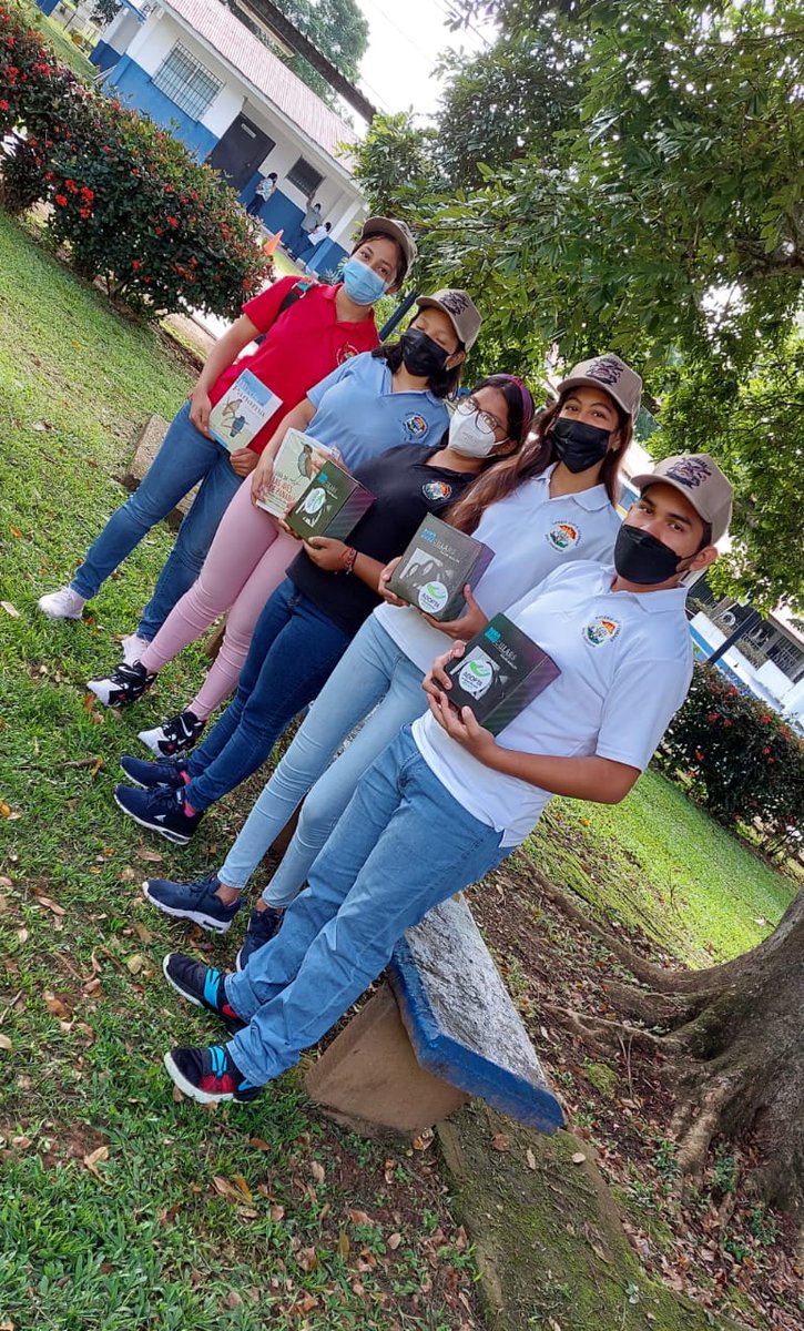 adoptabosque's tweet photo. Entregas de Binoculares y demás premios a los ganadores del 2do Panamá Big Day 202.  La Segunda Posición la ocupó la Fundación @natyciencia507  #HarpyFans con 170 especies de aves y el 3er Lugar con 132 especies, el Colegio José Bonifacio Alvarado de Soná de Veraguas https://t.co/rZgKWcdjuf
