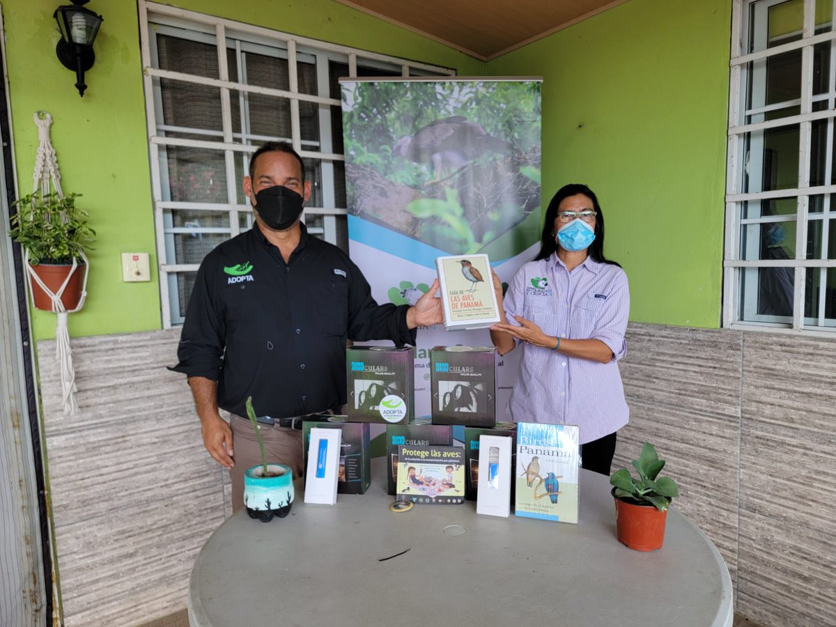 adoptabosque's tweet photo. Entregas de Binoculares y demás premios a los ganadores del 2do Panamá Big Day 202.  La Segunda Posición la ocupó la Fundación @natyciencia507  #HarpyFans con 170 especies de aves y el 3er Lugar con 132 especies, el Colegio José Bonifacio Alvarado de Soná de Veraguas https://t.co/rZgKWcdjuf