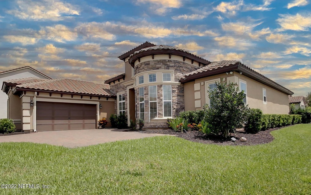 JulieTLee's tweet photo. If you've been holding out for the perfect home, look no further. #homesweethome #newhome  https://t.co/NYR0c8otTd https://t.co/F3DMyGuELY