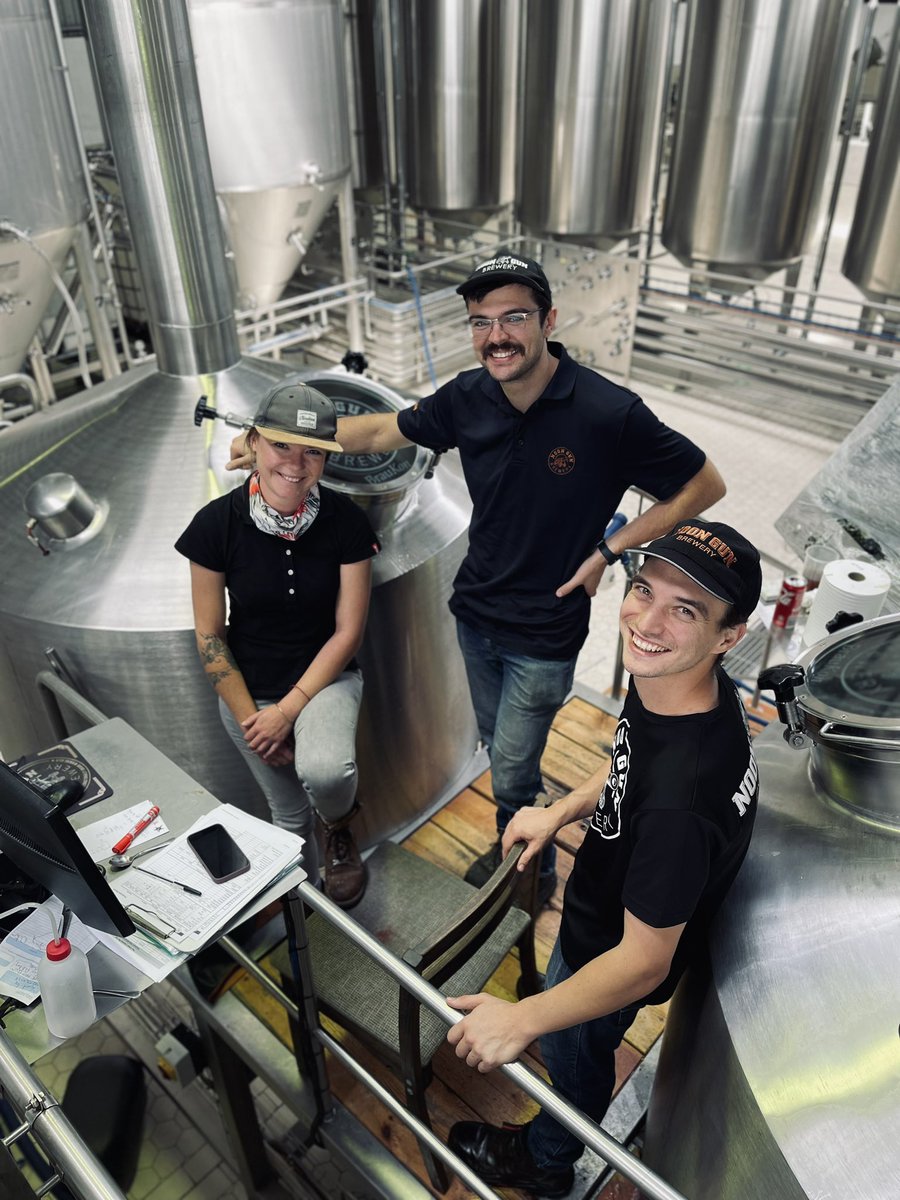 Something(one) new is brewing in the brewery 👋🏼🍻

#teamisgrowing #brewery #wednesday #team #work #beer #craftbeer #capetown #muizenberg