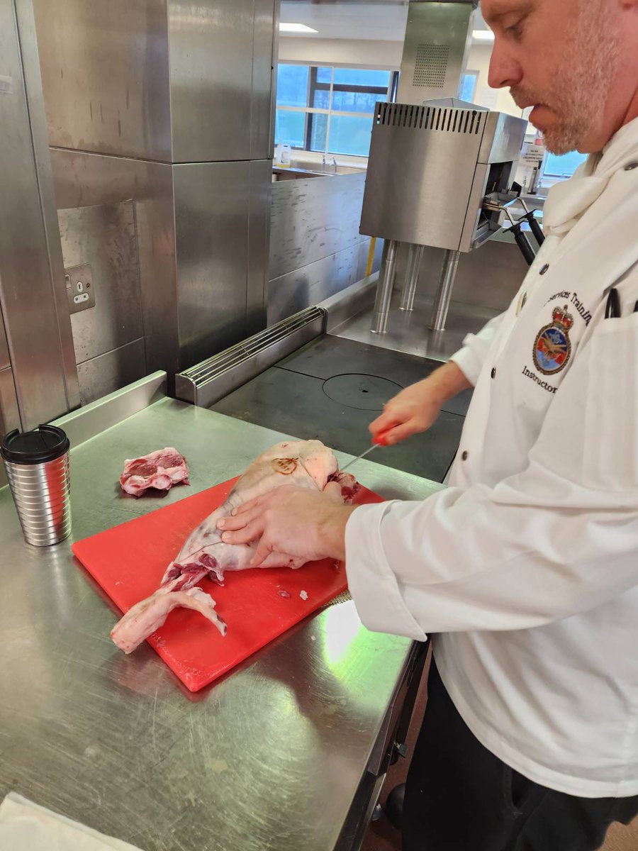 By sharing our skills we develop the whole FSTW team. This week, one of our instructors demonstrated his expertise as a master butcher to deliver the CPD Masterclass. Skills that will be used by the team in supporting our trainees in their development.<a href="/WCBLivery/">Butchers' Livery Co.</a> <a href="/DSLAWorthy_Down/">DSLA</a>