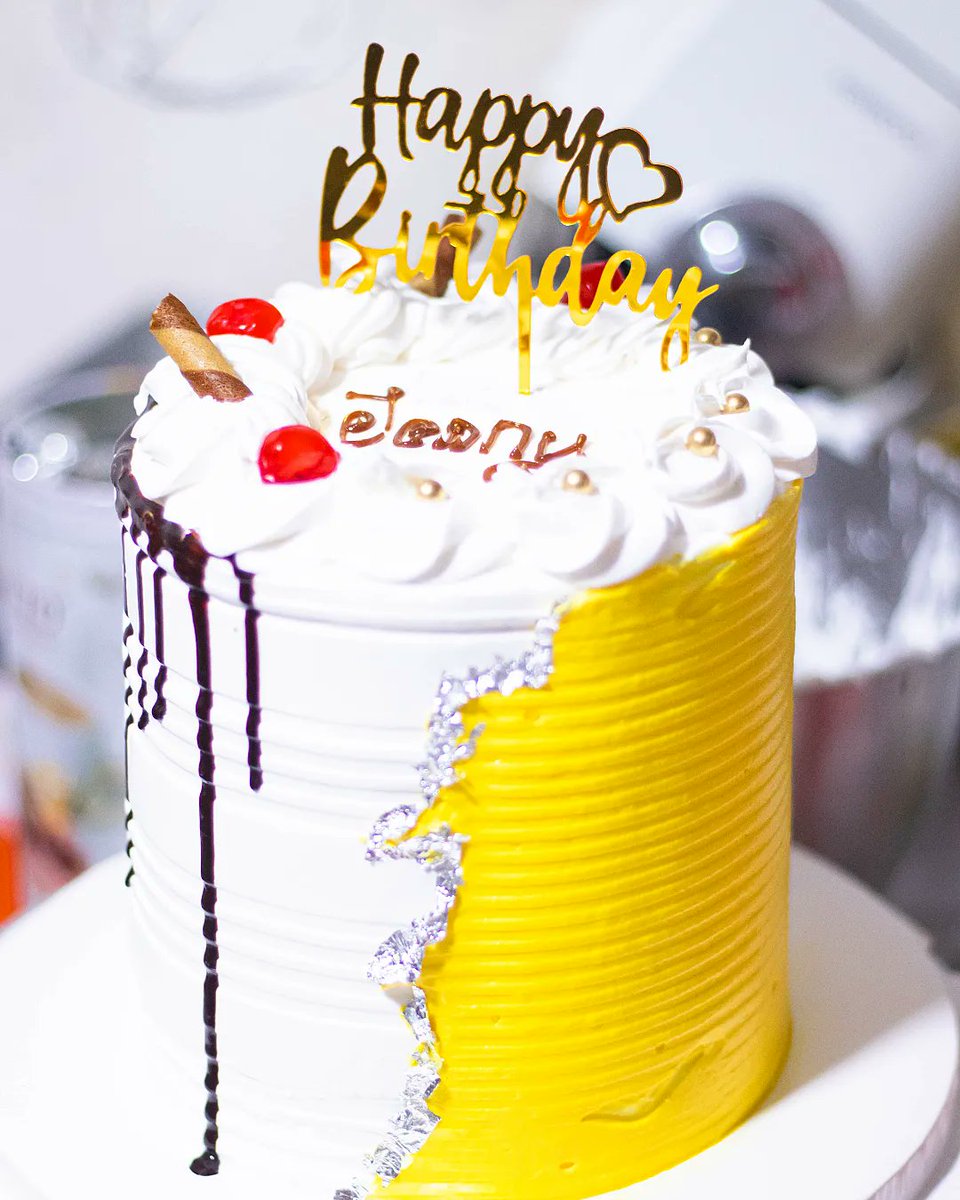 klassic_bites's tweet photo. Cake Crush Wednesday #klassicbites😋
#linkup for all your yummy treats on 0555077589 .
#birthday #newpost #cake #pastrychef #cakedecorating #newpost #cakes #yellowcakes Black Stars #ghanacakes Yvonne #roundcakes #hocakes #cakesinho #bakersinho BREAKING NEWS https://t.co/bcnPRFbjIv