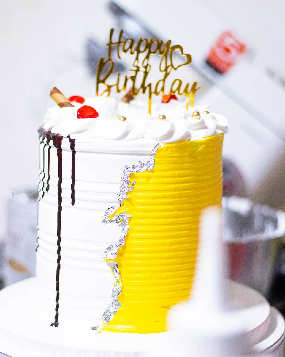 klassic_bites's tweet photo. Cake Crush Wednesday #klassicbites😋
#linkup for all your yummy treats on 0555077589 .
#birthday #newpost #cake #pastrychef #cakedecorating #newpost #cakes #yellowcakes Black Stars #ghanacakes Yvonne #roundcakes #hocakes #cakesinho #bakersinho BREAKING NEWS https://t.co/bcnPRFbjIv