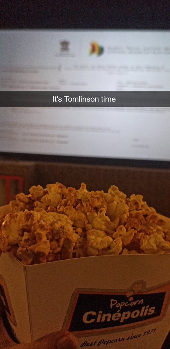 5ft_something's tweet photo. @Louis_Tomlinson Skipped work for it 🤩🤩 https://t.co/ZqHnr7mPV3