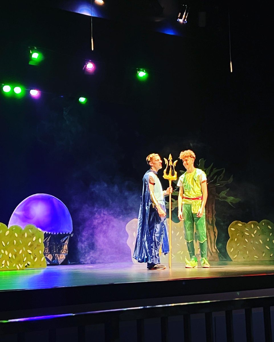 Tras 4 meses de trabajo, los alumnos de 1º BACH han puesto el broche de oro al proyecto teatral con un éxito absoluto. Ahora solo queda daros las gracias por acompañarnos durante los tres pases que se ofrecieron entre el sábado y el lunes. <a href="/lucesdelduero/">Luces del Duero</a>