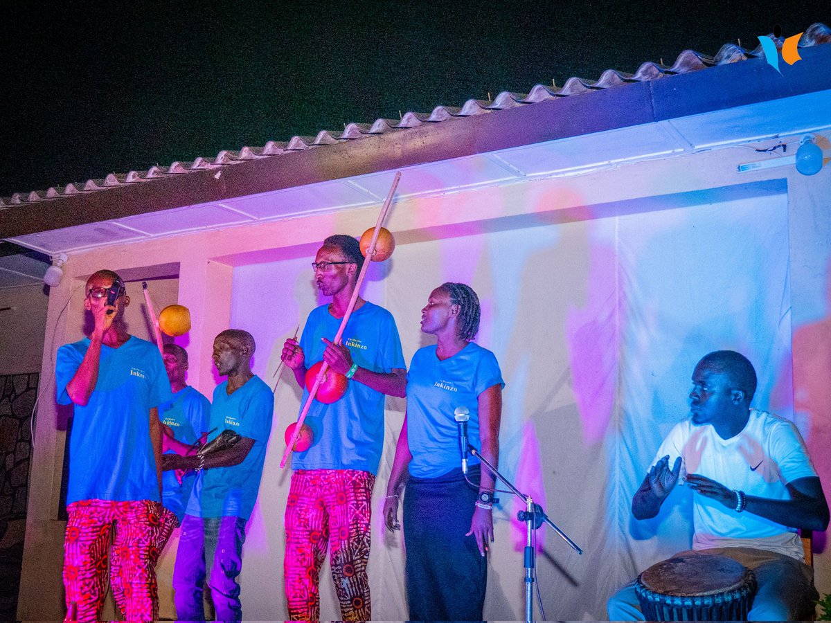MagazineJimbere's tweet photo. 👏🏾 Pacy Nzitonda, dessinateur, animateur, producteur ayant accompagné le groupe, a félicité ces #jeunes pour leur bravoure: "Pour ceux qui connaissent la complexité de ce métier, ils savent combien c'est dur ne fût-ce que de réaliser 10 minutes d'animation. Bravo à eux"

#Burundi https://t.co/KilAkImdjm