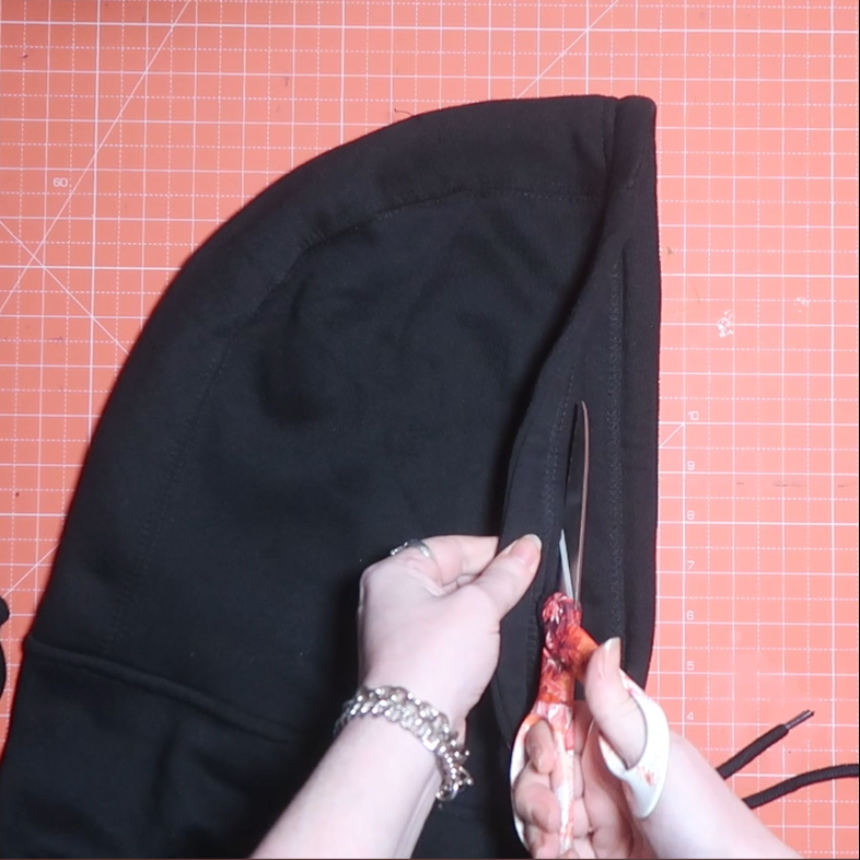kateswanstar's tweet photo. The perfect solution is cutting your hair AND your hoodie https://t.co/lQSiwVUgdg