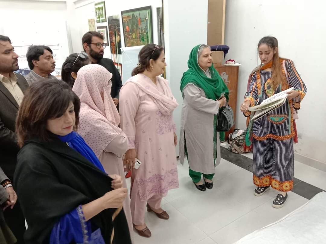 JhangUniversity's tweet photo. Vice Chancellor Prof. Dr. Nabila Rehman along with Guest of honor Dr. Asna Mubashra (HoD Textile Design department) Punjab University, Inaugurated the Final Year's Mini Thesis Display 2023 @JhangUniversity https://t.co/92iblCK2Kl