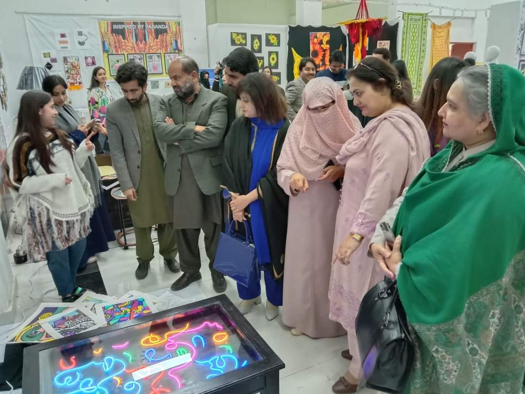 JhangUniversity's tweet photo. Vice Chancellor Prof. Dr. Nabila Rehman along with Guest of honor Dr. Asna Mubashra (HoD Textile Design department) Punjab University, Inaugurated the Final Year's Mini Thesis Display 2023 @JhangUniversity https://t.co/92iblCK2Kl