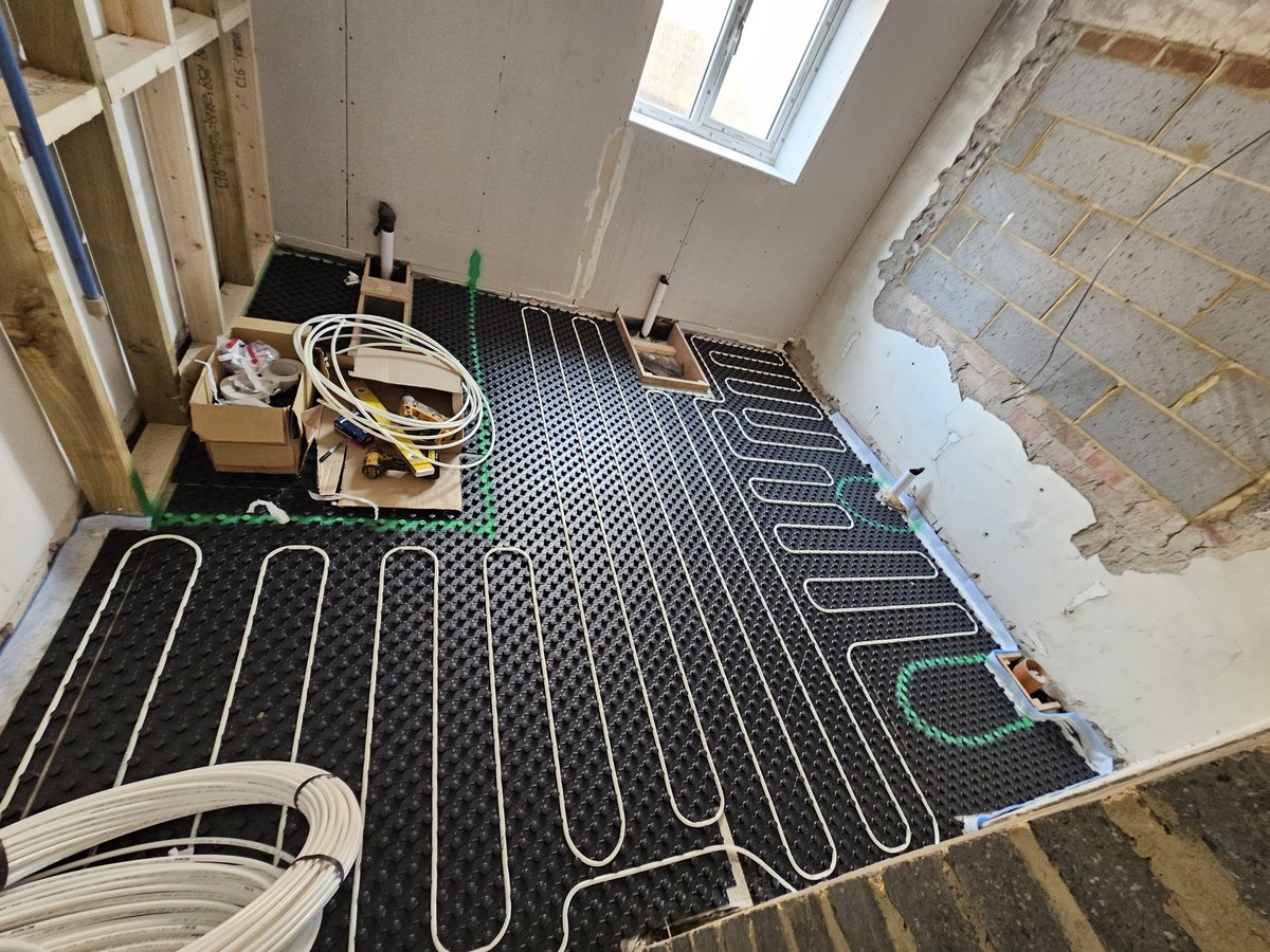 HeatingHodgson's tweet photo. UFH job all castlated and layed ready for pressure testing and screed in Washington. 
#nuheat
#lopro10max
#ufh https://t.co/lZdavZBMTA