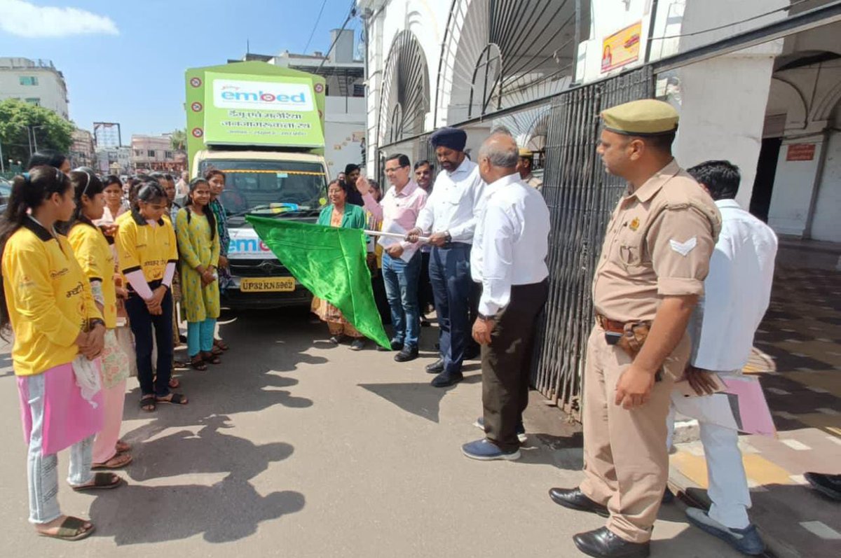 RblDktripathi's tweet photo. Municipal Commissioner Mr. Indrajeet Singh Sir, (IAS) Observed and flagged off the Dengue Malaria Jagrukta Rath in the presence of JMC, NSA and CSIs. FHI-EMBED- Health Dept Lucknow. @sksomya @rajesh_amh @RblDktripathi https://t.co/aS2xOn54Vk