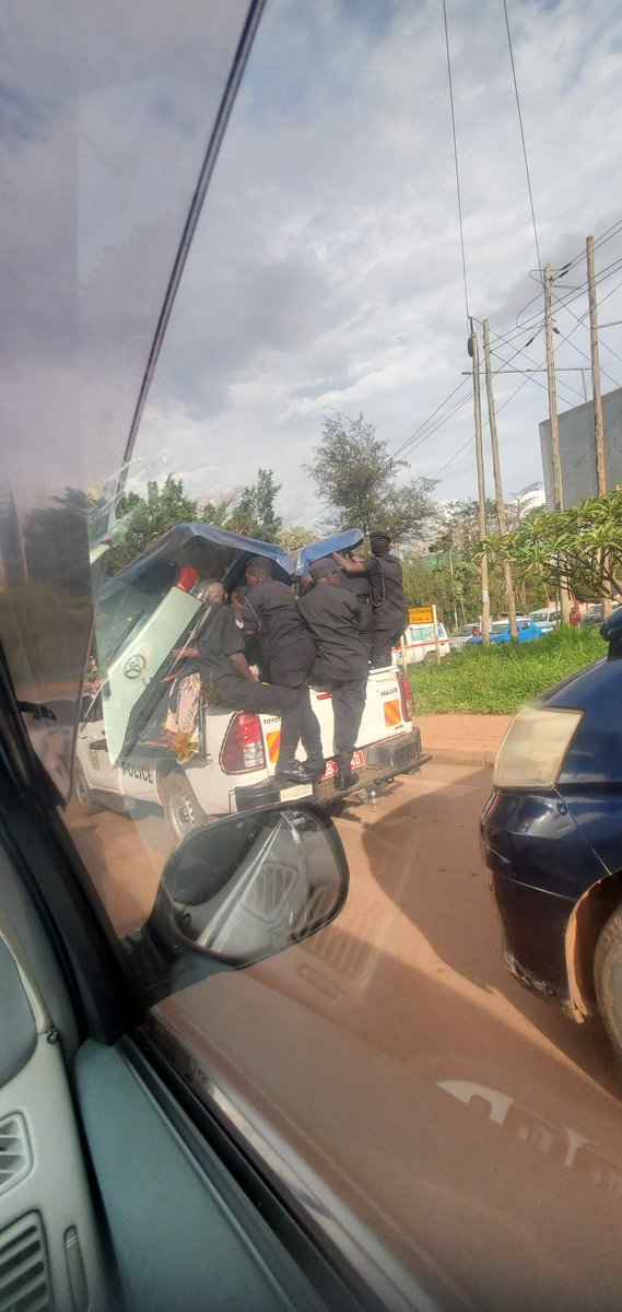 flashkay143's tweet photo. @PoliceUg Well done on  the good example you keep showing us everyday.Creating a second line in the opposite line as you block the cars with right of way.Well done Ug Police as you also continue to stop over packed vehicles &amp; bad driving, but here we are with this doing the same. https://t.co/q5A9rPSYN9