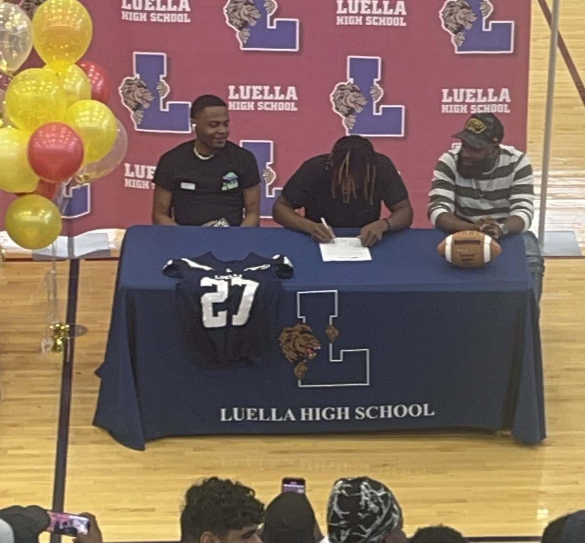 LuellaHS_HCS's tweet photo. Busy day in the den! Two more scholar- athletes are headed to college! Good Luck Trinity 🏀 &amp; Tremaine 🏈 at the next level! #RepTheLue #BigLuella 💪🏾@bhardnett12 @MichelleAhmad9 @AthleticsHenry https://t.co/b5dmLjutLS