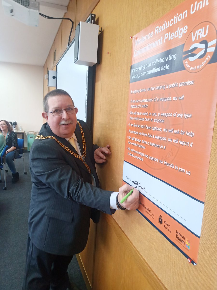 KentVRU's tweet photo. Good to join @SwaleYouthForum this morning and talk about safety. Young people along with the Mayor also signed the Commitment Pledge. #letstalk #commitmentpledge #besafe https://t.co/GNoyO68kp2