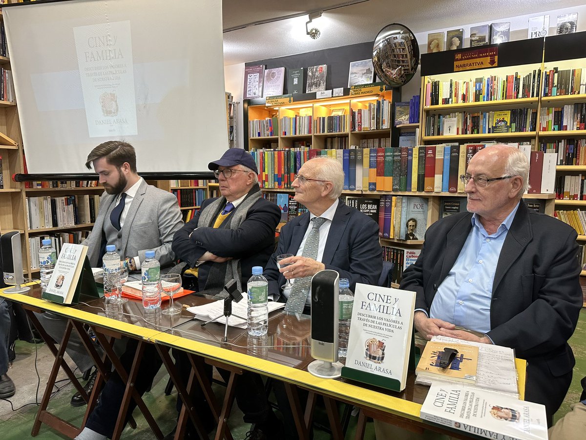 A la llibreria A.Machado de #Madrid a la presentació del llibre “Cine y Família. Descubrir los valores a través de las peliculas de nuestra vida” obra colectiva coordinada pel tortosí Daniel Arasa  i publicada per @Sekotia . Llibre publicat per celebrar 25 anys de @cinemanet_info