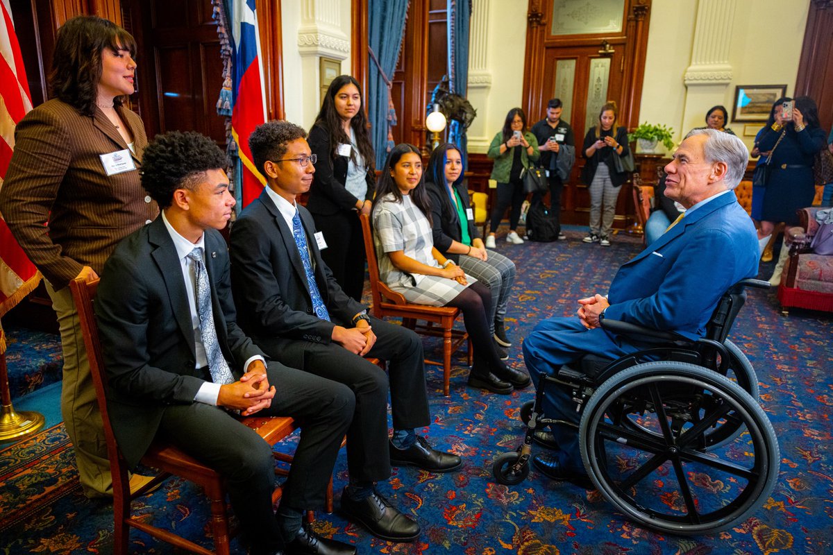 GovAbbottPress's tweet photo. Congratulations to the Boys and Girls Club Texas Youth of the Year!

Great to welcome these inspiring young men and women to the Texas Capitol yesterday. I look forward to seeing the great things they will continue to achieve in the future. https://t.co/07rQE2fF40