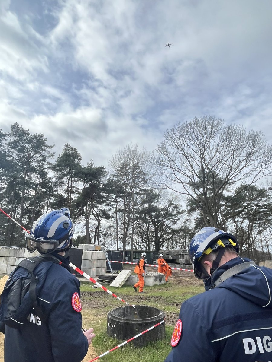 Vandaag, morgen en overmorgen oefenen wij in verschillende groepen op het oefencentrum van de collega’s van <a href="/THWLeitung/">Bundesanstalt THW</a> in Duitsland. Voor kennismaking en het uitbouwen van verdere samenwerking sloten vandaag de collega’s aan van @BRW_TDV_NL incl. hun verkenningsmiddelen.
