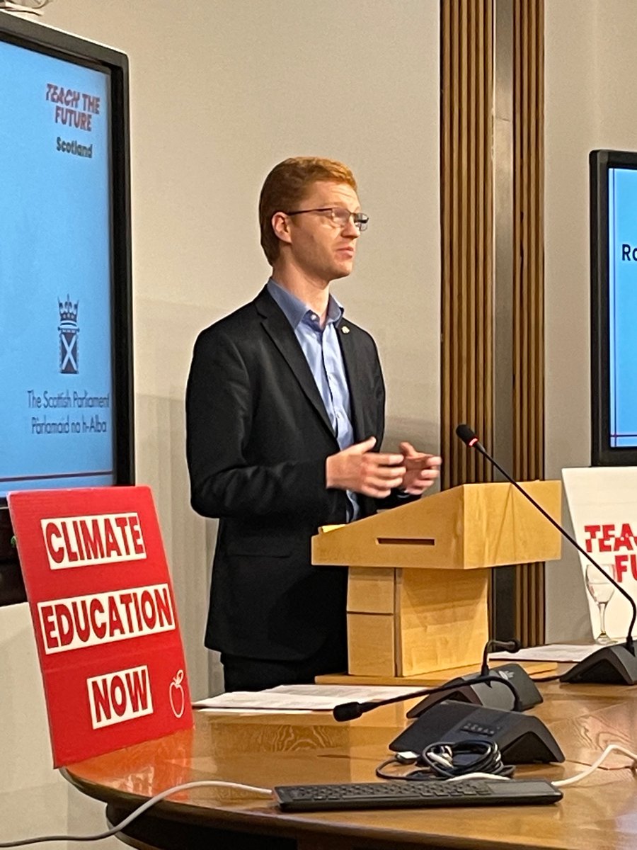 Good to be able to attend the @_TeachtheFuture reception hosted by @Ross_Greer. Hearing lots about the need to make the school curriculum more climate-focused, as well as better climate training for teachers and retrofitting school buildings