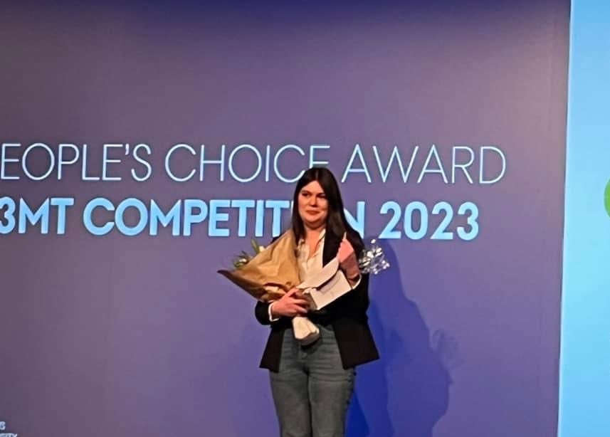 AarhusUni's tweet image. Ida Cecilie Jensen fra Eco-Science vandt her til aften den lokale udgave af @3MT_official i Stakladen. Publikumsprisen gik til Milica Milic fra Bio- og Kemiteknologi #phd Tillykke til begge vindere. 👏🎉