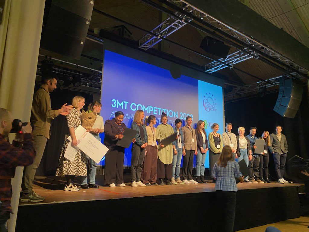 AarhusUni's tweet image. Ida Cecilie Jensen fra Eco-Science vandt her til aften den lokale udgave af @3MT_official i Stakladen. Publikumsprisen gik til Milica Milic fra Bio- og Kemiteknologi #phd Tillykke til begge vindere. 👏🎉