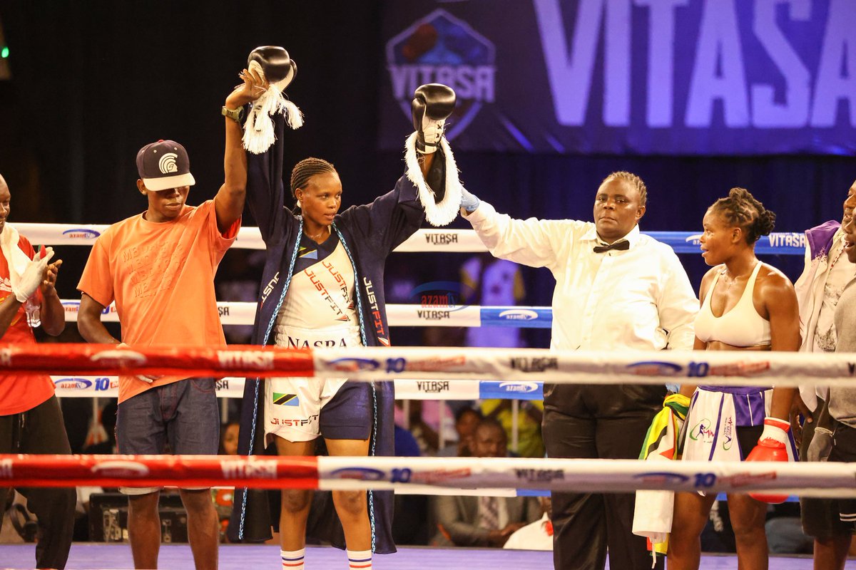 azamtvtz's tweet photo. QUEEN OF BOXING: Mtanzania, Nasra Msami amemchapa kwa pointi Chiedza Homakoma kutoka Zimbabwe kwenye pambano la sita usiku huu.
Tuko LIVE #AzamSports3HD
#VitasaNight #UsikuWaVitasa #QueenOfBoxing #WomenCrushWednesday #StumaiMukiVsChimwemweBanda #UbungoPlaza https://t.co/vBLeLA1fWi