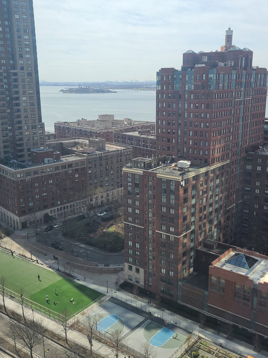 Meika_Mashack's tweet photo. California βοΈ New York City!
I'm seriously in the Big π singing Good ol' Rocky Top!π Sports has a way of connecting people from all over the world. ππΎπ§‘ #GBO #MarchMadnessβ―β―β―
#SweetSixteen #RareAir #TakingItIn #Blessed https://t.co/fYZEIOdfX5