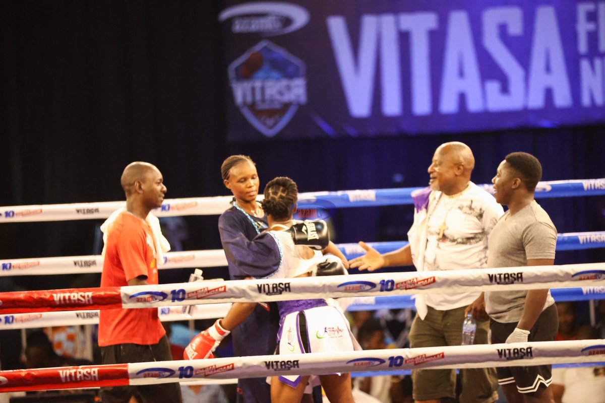 azamtvtz's tweet photo. QUEEN OF BOXING: Mtanzania, Nasra Msami amemchapa kwa pointi Chiedza Homakoma kutoka Zimbabwe kwenye pambano la sita usiku huu.
Tuko LIVE #AzamSports3HD
#VitasaNight #UsikuWaVitasa #QueenOfBoxing #WomenCrushWednesday #StumaiMukiVsChimwemweBanda #UbungoPlaza https://t.co/vBLeLA1fWi
