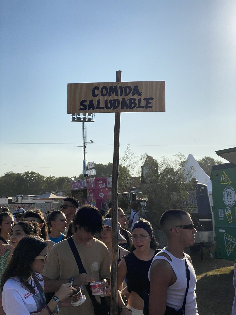 BurgerFcts's tweet photo. Sector “saludable” vegano del Lolla: how it started/how it’s going https://t.co/JrS31C3iEm