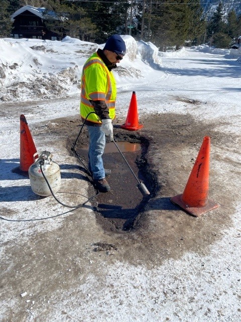 cityofslt's tweet photo. Crews are continuing to patch potholes throughout the city. We are aware that there are numerous potholes, so please be patient as we tackle as many as we can each day. An additional crew will be repairing/replacing damaged street signs. One sander will also be out in icy areas. https://t.co/URm617QeNh