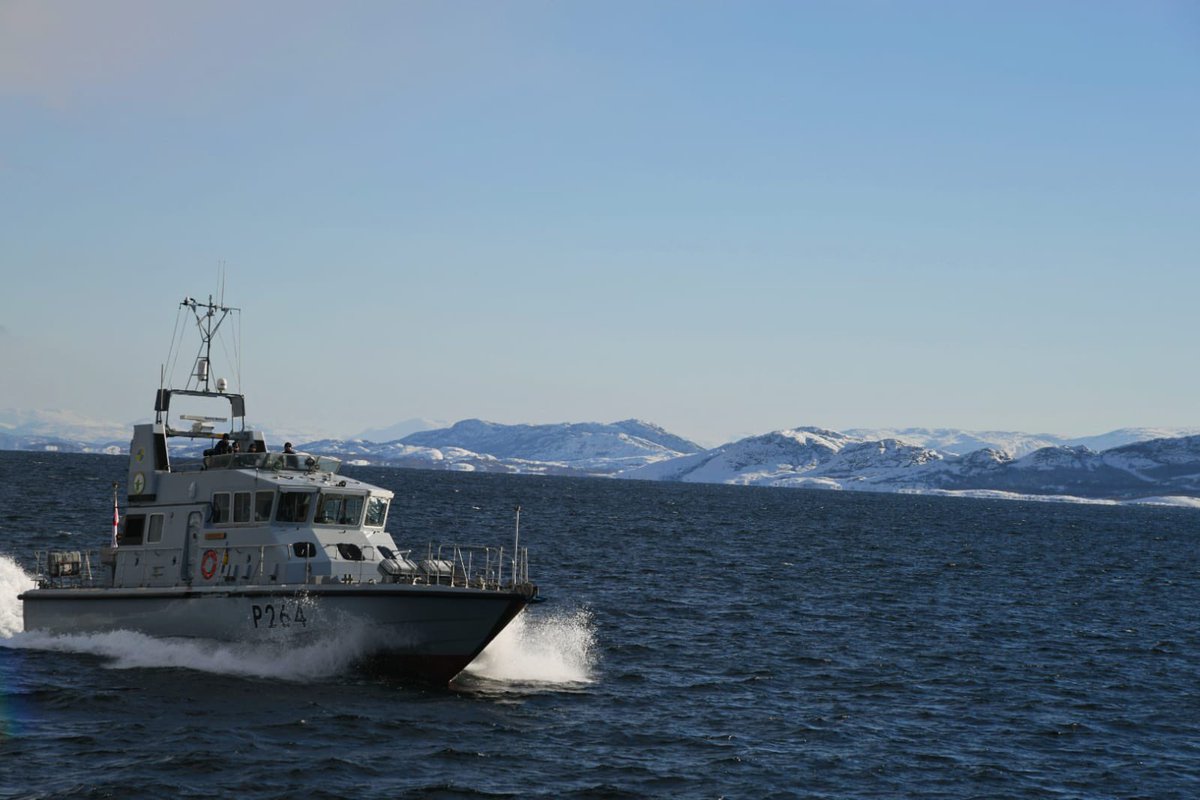 During recent manoeuvre drills @HMS_Smiter caught this shot of us as we came in to close! We are looking forward to working again with @Forsvaret_no in just a few weeks 👀 stay tuned!