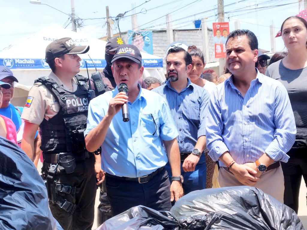GoberElOro's tweet photo. En su recorrido por el barrio 4 de abril, el ministro de @InclusionEc @EstebanBernalB  junto al gdor. @FernandoApoloV entregó asistencias humanitarias, menaje de cocina y kit de vestimenta, a las familias afectadas..

#CruzadaPorElEcuador 

@LassoGuillermo
@henrycucalon https://t.co/fCTs547LQK
