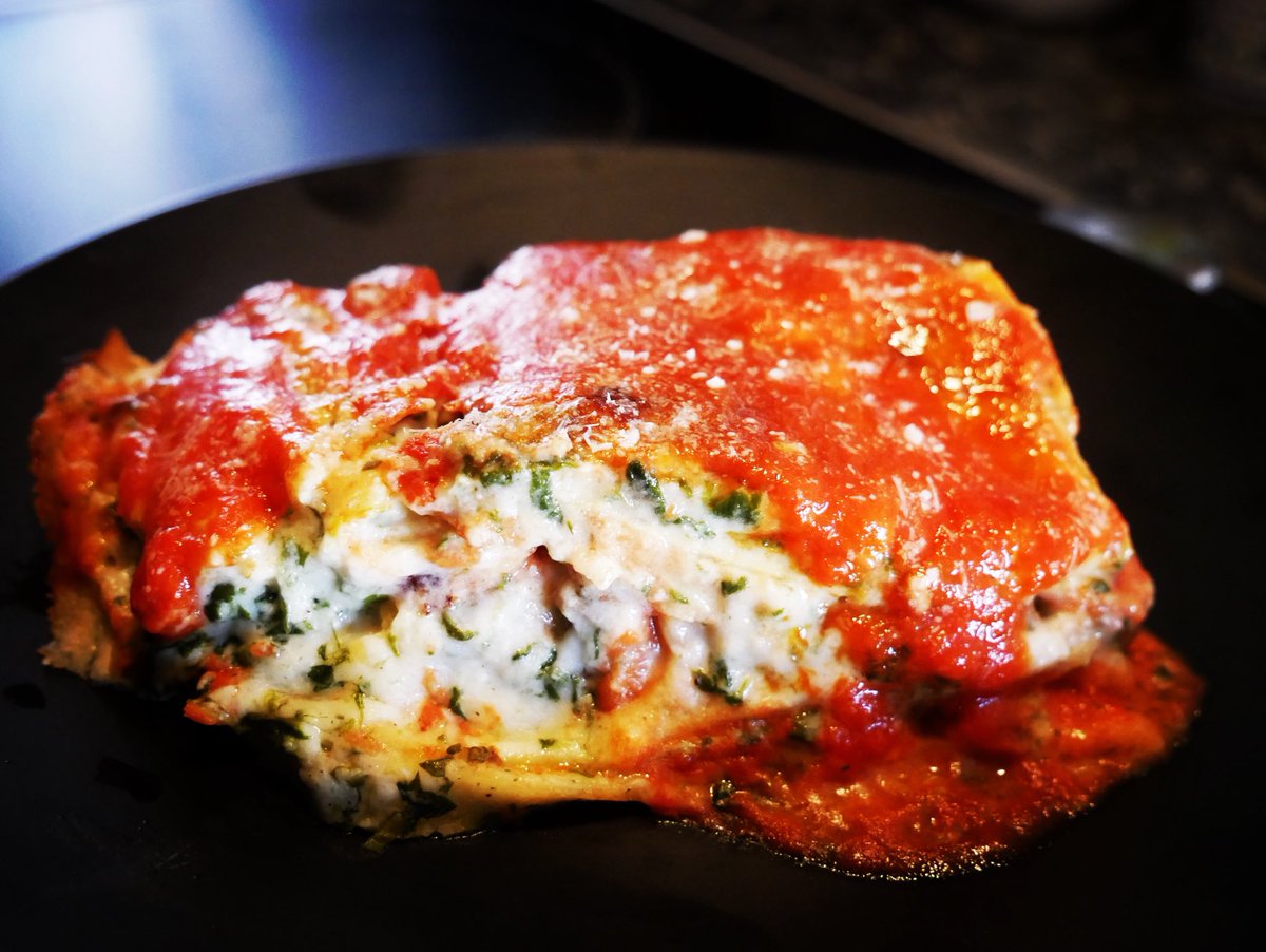 SmearedApron's tweet photo. Muffin tops! Let’s get into this after hours snack on this creamy, cheese classic VEGGIE LASAGNA 😋!!

#smearedapron #dontcrowdme #fooding #eating #foodie #meals #food #eatme #yum #mmm #delish #issasnack #snacking #plateme #sogood #londoneats #foodblogger #foodporn #allthingsfood https://t.co/vjNPK48Pcw