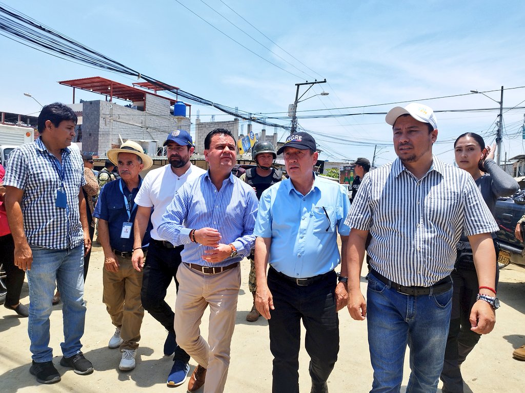 GoberElOro's tweet photo. El gobernador @FernandoApoloV junto al Ministro de @InclusionEc @EstebanBernalB recorre el barrio 4 de abril para dialogar con las 12 familias afectadas por el sismo, que están recibiendo la asistencia del Estado.

#CruzadaPorElEcuador 

@LassoGuillermo 
@henrycucalon https://t.co/82QCALyizJ