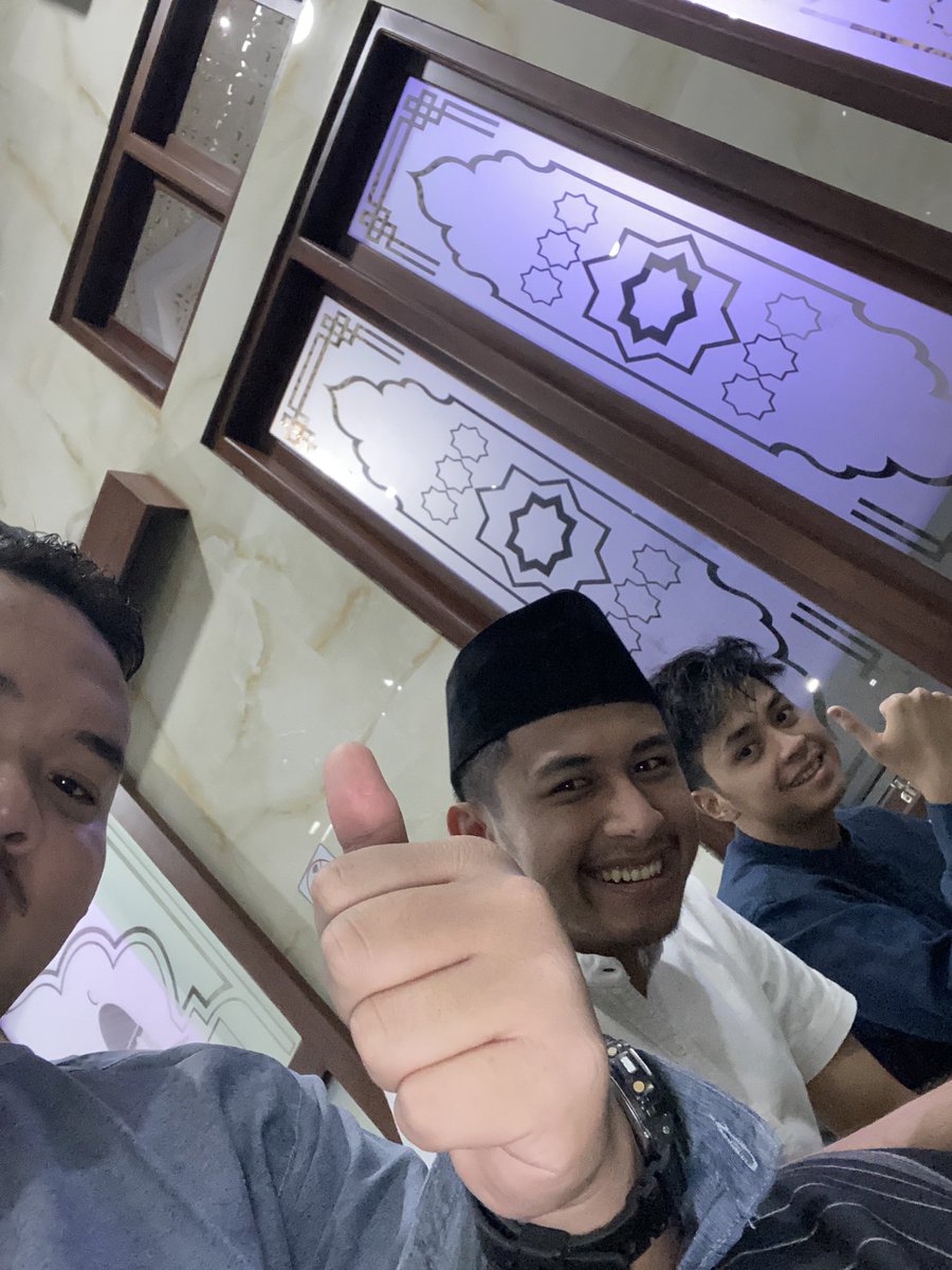 tembakdalemm's tweet photo. Teraweh bareng binatangggg https://t.co/KkNTy2fWih