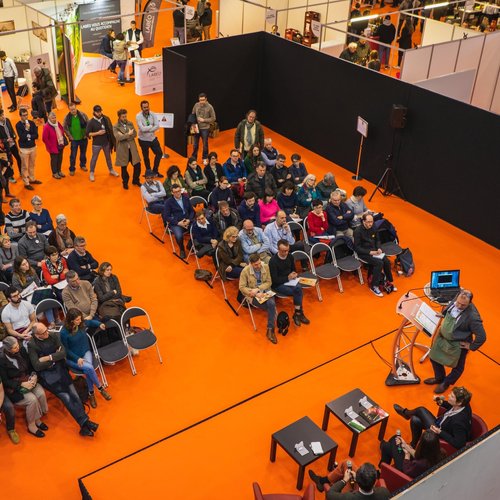 { je vous attends }
@cidrexpo_fr 2023 : now !
100 exposants (FR ITAL POL BEL LIT)
Programme sur-vi-ta-mi-né 
conférences+ateliers+masterclass
tinyurl.com/yrrmhx8z
#1jour1cidre #1day1cider 
#cidres #cider #sidro #sidra #apfelwein  
(J'anime les conférences = aphone pdt 3 mois)