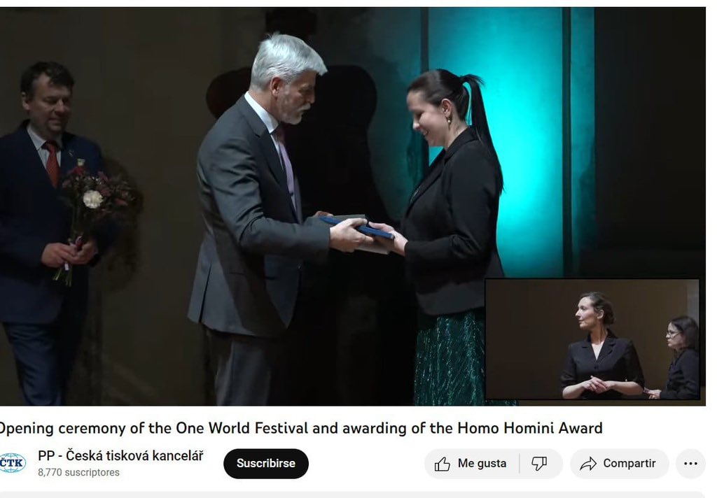 FundaREDES_'s tweet photo. Presidente de la República Checa hace entrega del premio Homo Homini de @PeopleInNeedLA a @Ramirezclara directora encargada de FundaRedes, quien recibe en nombre de Javier Tarazona, no sin antes resaltar que la labor de la defensa de los DDHH está criminalizada en #Venezuela. https://t.co/emsyEGw0bx