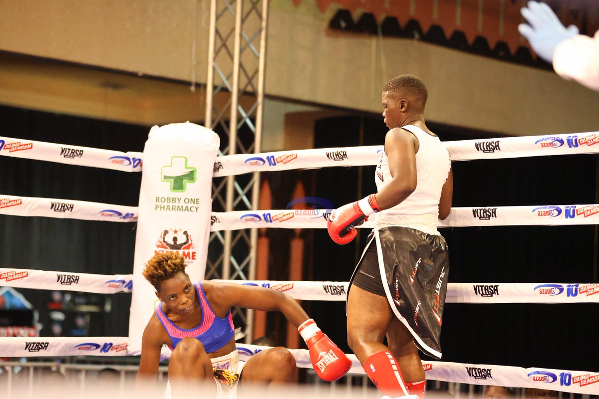 azamtvtz's tweet photo. QUEEN OF BOXING: Mtanzania, Grace Mwakamele anazidunda na Luckia Ali kutoka Malawi kwenye pambano la saba usiku huu.
Tuko LIVE #AzamSports3HD
#VitasaNight #UsikuWaVitasa #QueenOfBoxing #WomenCrushWednesday #StumaiMukiVsChimwemweBanda #UbungoPlaza https://t.co/1SGYZwKRTx