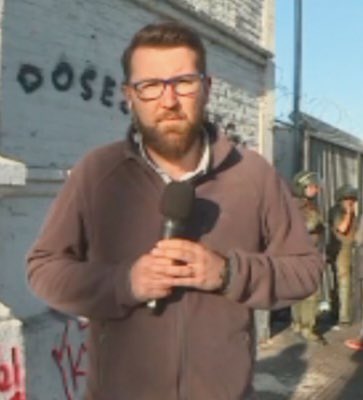 ElCamioneroCL's tweet photo. Luis Ugalde es 1 activista d izquierda, cualquiera q no sea pro gobierno o q opine distinto es su enemigo. Paso de un notero cualquiera a provocador en pantalla con opiniones personales q cargan las entrevistas de su color político. La Florida Carter #TuDia13 #TheVoiceCHV https://t.co/UYM8pZfCcJ
