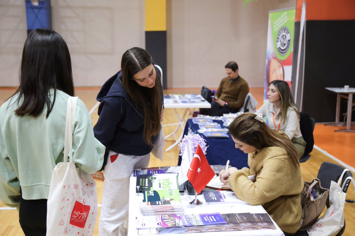 Vizyon Koleji Bahçeşehir Kampüsü lise kademesi PDR birimi tarafından gerçekleştirilen “Kariyer Günü” etkinliğimizi meslek tanıtımları, akademisyen-öğrenci buluşmaları ile tamamladık.