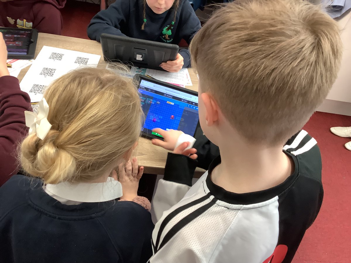 Parkfield's tweet photo. Some of our #TechnologyTeam enjoyed collaborating with other children from @elmwoodps1 @LittleHeatonCE and @HollinPrimary today on a variety of exciting #Computing activities. @piramiddcollab https://t.co/RF8T8iDRQV