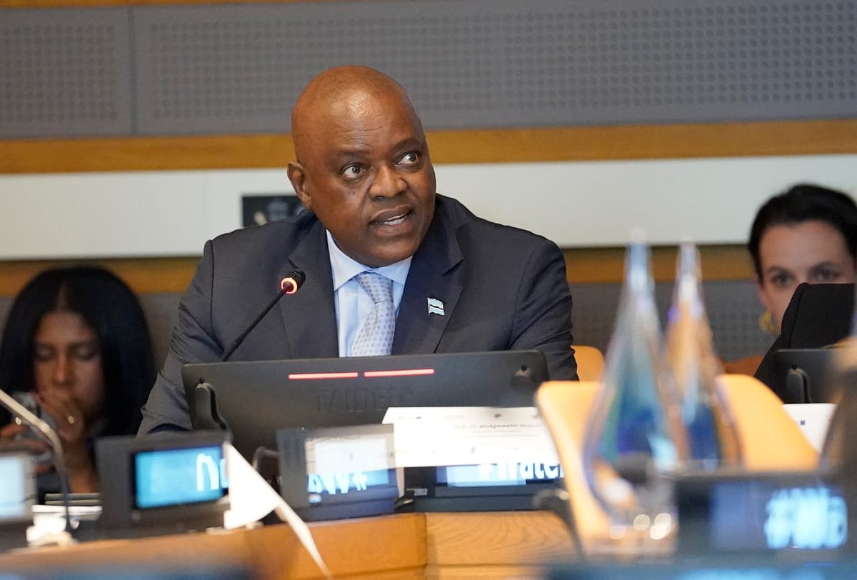 BWPresidency's tweet photo. 𝗛𝗶𝘀 𝗘𝘅𝗰𝗲𝗹𝗹𝗲𝗻𝗰𝘆 𝗗𝗿. 𝗠𝗼𝗸𝗴𝘄𝗲𝗲𝘁𝘀𝗶 𝗘.𝗞 𝗠𝗮𝘀𝗶𝘀𝗶 𝗶𝘀 𝘁𝗵𝗲 𝗖𝗵𝗮𝗶𝗿 𝗳𝗼𝗿 𝘁𝗵𝗲 𝗖𝗵𝗮𝗻𝗴𝗲𝗠𝗮𝗸𝗲𝗿𝘀 𝗔𝘄𝗮𝗿𝗱 𝗣𝗿𝗼𝗴𝗿𝗮𝗺
President Dr. Mokgweetsi E.K Masisi has been appointed as the United Nations Chair for the Changemakers Award Program https://t.co/BMDRDU43eD