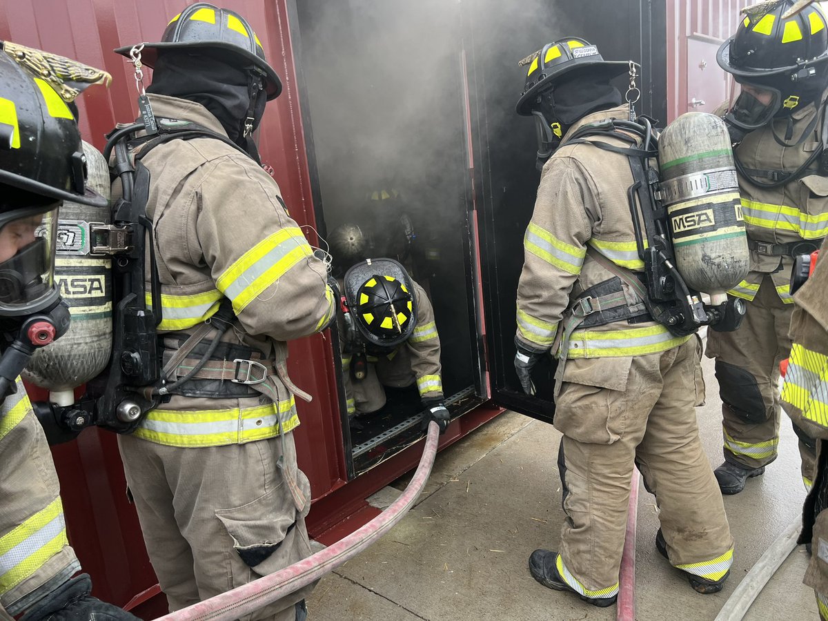 ClksFire's tweet photo. Recruit Class 01-23 is in week six of the Fire Academy. Today they participated in their first live burn in the Bearcat. All recruits did well in their training evolutions and are pumped to learn more about the fire service.
#recruitclass0123 #firetraining #cfrtraining2023 https://t.co/ESaDgi4DMP