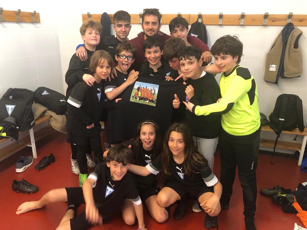 AESantLluis's tweet photo. ⚽️ Avui acomiadem a l'Adrià, entrenador de l'aleví A. Molta sort en la teva aventura per Suïssa! #somsantlluis #Suïssa #moltasort #aesantlluis https://t.co/ulHozXW8s7