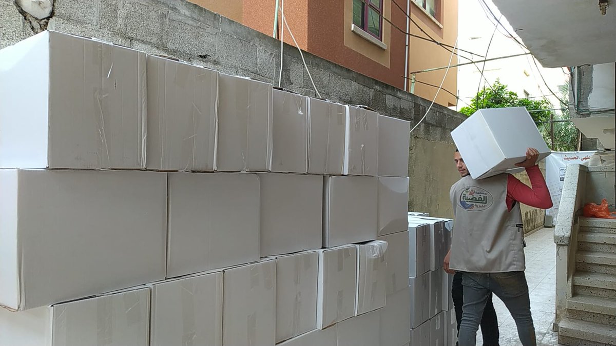ALfdeela_Gaza's tweet photo. Food parcels were distributed to a number of poor families. Contribute with us by donating to reach more poor families in Gaza. The package value is $40
https://t.co/UGX7UtEPi3 https://t.co/CBMXfYABib