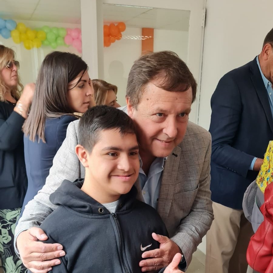 Weretilneck's tweet photo. Quiero darle las gracias a un grupo de mamás y papás rionegrinos que lograron el sueño de contar con un espacio de integración que sin lugar a dudas se construyó con la fuerza de la gente: el nuevo edificio de la Asociación Patagónica de Síndrome de Down (Apasido) de Cipolletti. https://t.co/RqaPDkMW7a