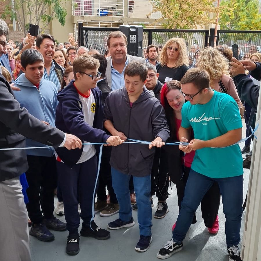 Weretilneck's tweet photo. Quiero darle las gracias a un grupo de mamás y papás rionegrinos que lograron el sueño de contar con un espacio de integración que sin lugar a dudas se construyó con la fuerza de la gente: el nuevo edificio de la Asociación Patagónica de Síndrome de Down (Apasido) de Cipolletti. https://t.co/RqaPDkMW7a