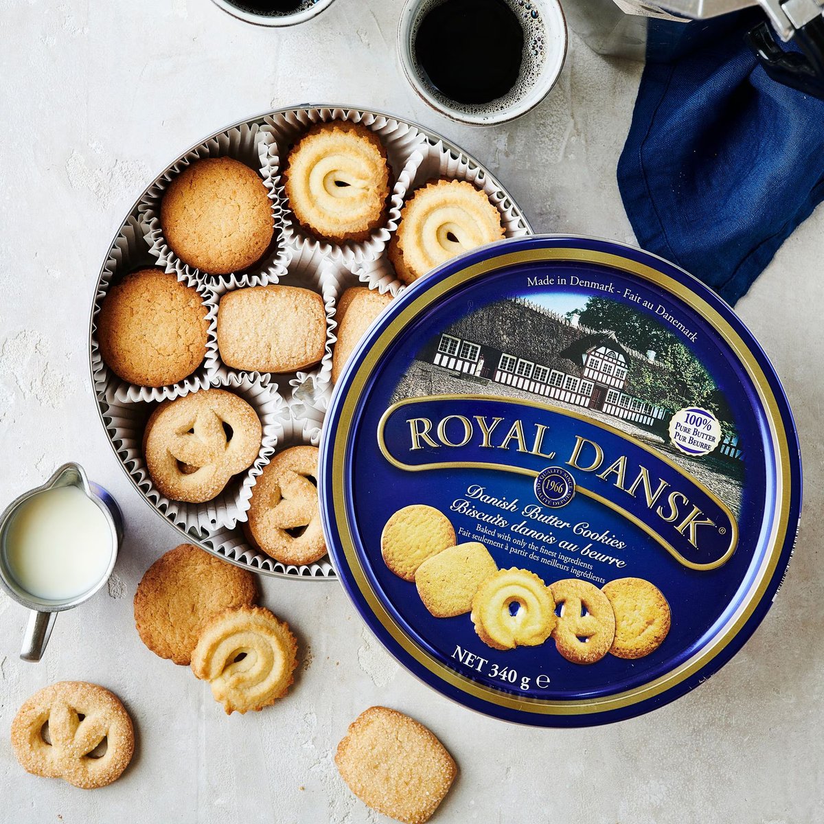 Albertofm20's tweet photo. Hola buenas, si hay algo que tiene toda abuela, madre o amante de la costura es la típica caja de galletas azul donde se guardan las cosas de coser

Y mi pregunta es ¿por qué?

Vamos a tener un poco de nostalgia

[Abro minihilo] https://t.co/gwJcOsjogU