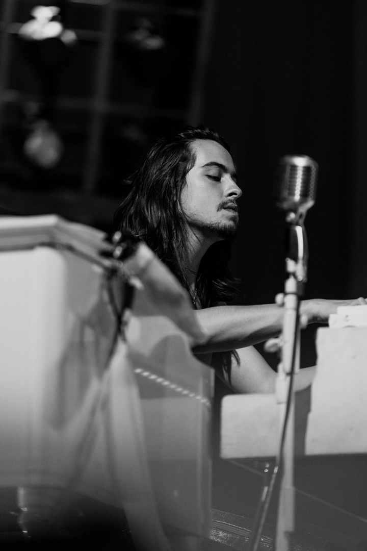 GretaVanFleet's tweet photo. Thank you for joining us last night in El Paso. Only 3 chances to celebrate with us on the Dreams In Gold Tour remain. https://t.co/IE2Al5RH49